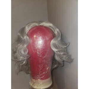 Short gray wig